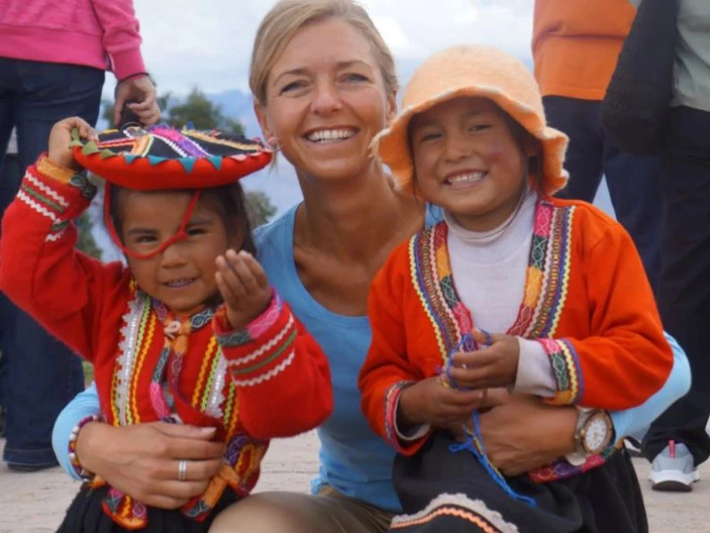 reiziger met lokale kinderen