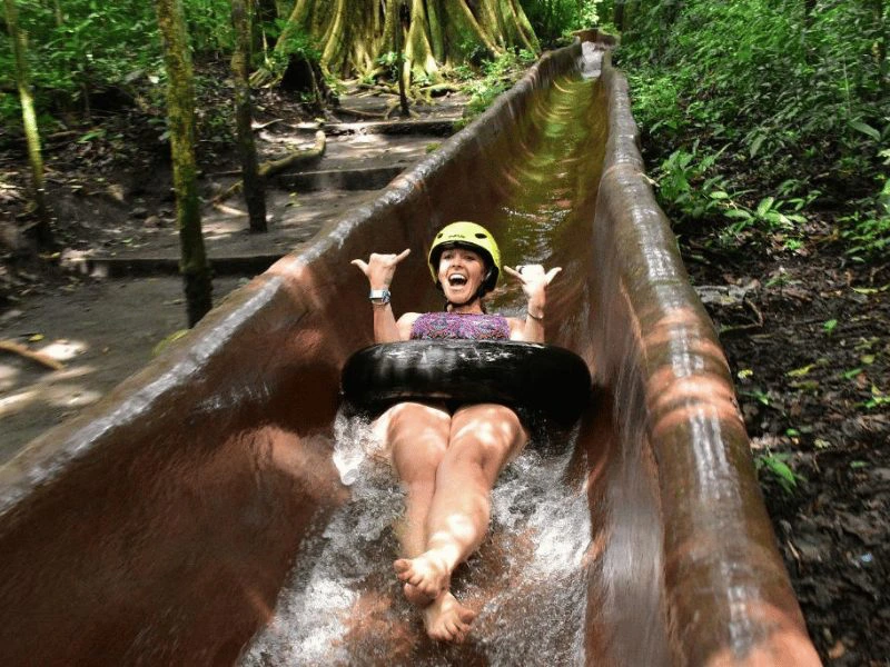 Waterglijbaan bij je accommodatie in de buurt van het Nationaal Park Rincon, Costa Rica.