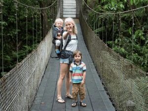 Hangbrug door de boomtoppen