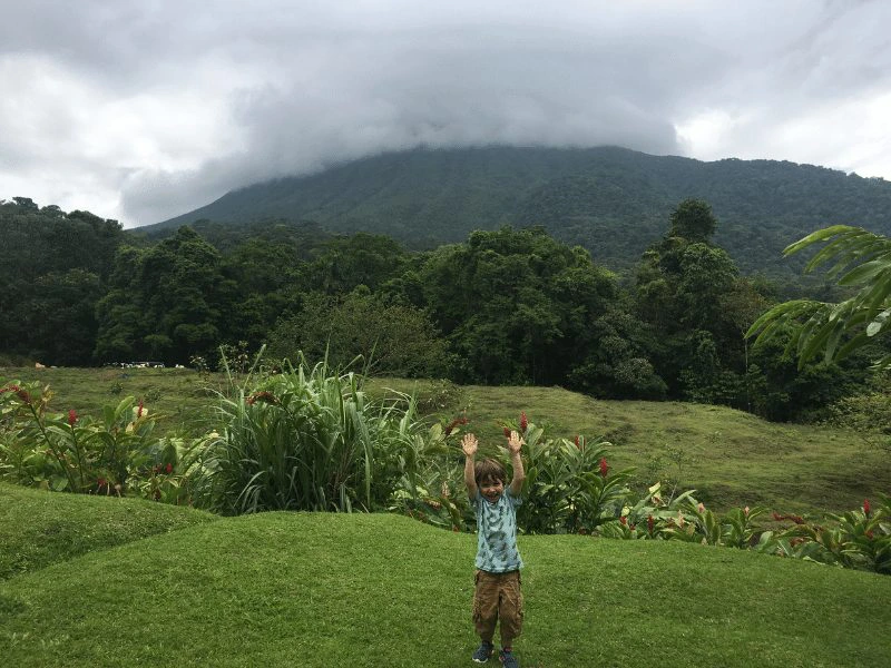 Kind in de jungle van Costa Rica