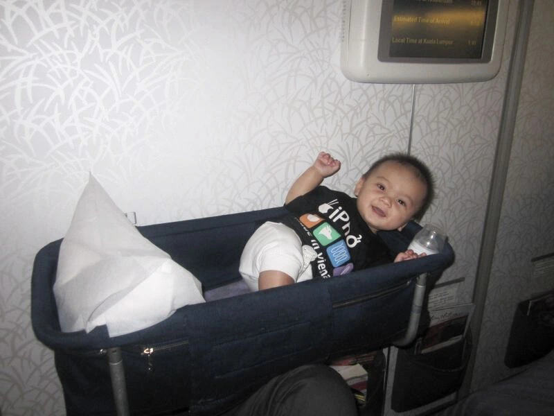 Kind in het vliegtuig