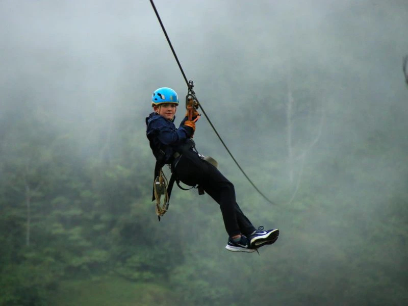 Kind ziplinen in Costa Rica
