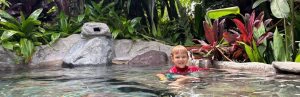 kind in zwembad in costa rica la fortuna