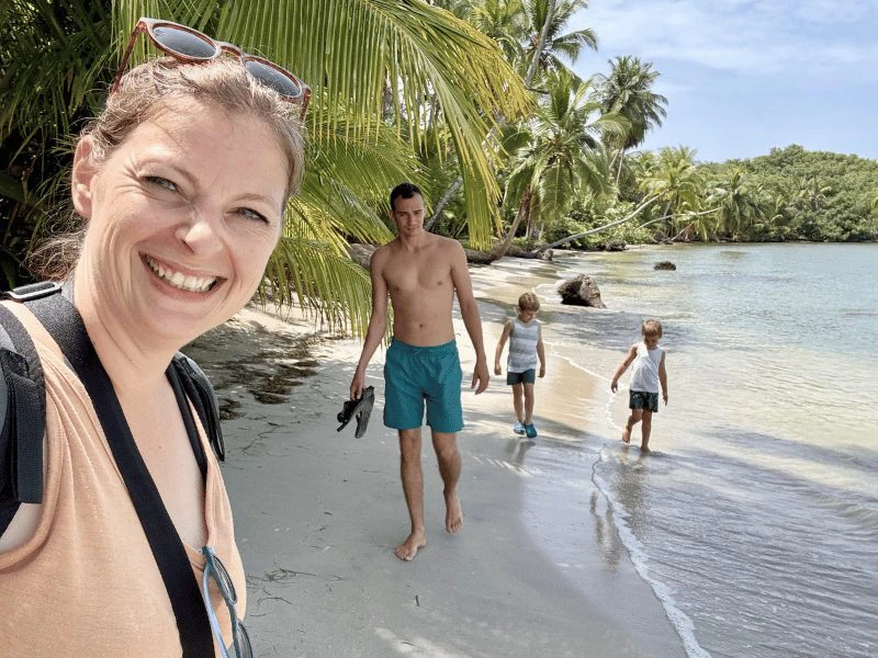 Familie op het strand aan de Caribische kust