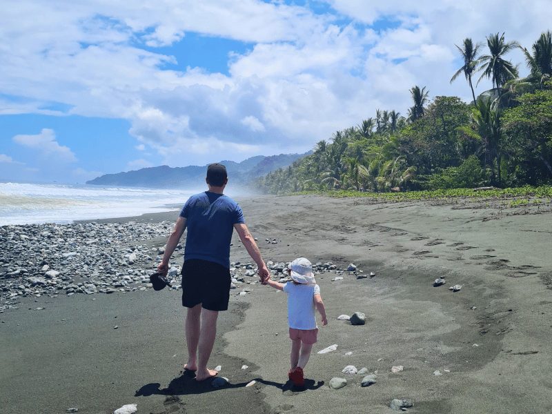 Vader en dochter op het strand in Nationaal Park Corcovado