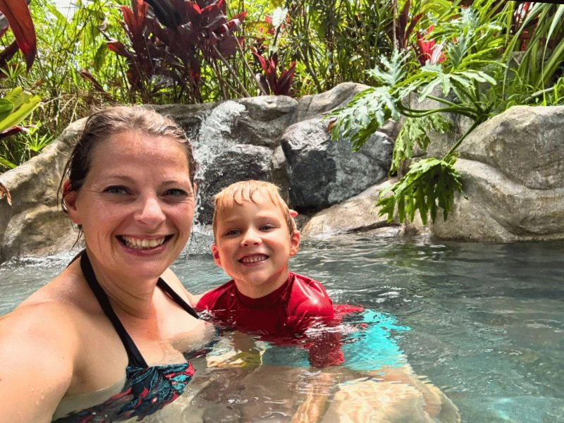 Familie tijdens het wandelen bij Arenal, vlak bij La Fortuna in Costa Rica