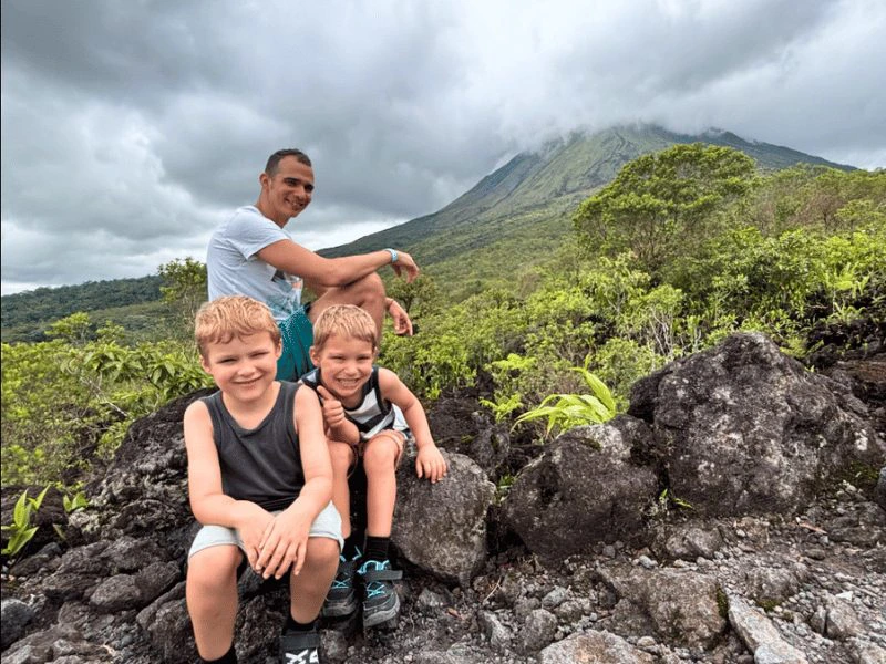 Familie tijdens het wandelen bij Arenal, vlak bij La Fortuna in Costa Rica
