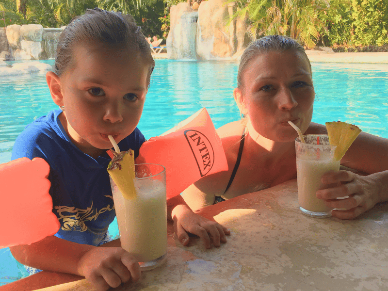 Moeder en zoon drinken cocktails in het zwembad, Costa Rica