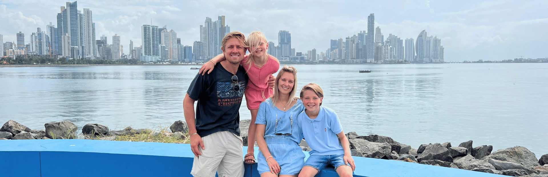 Familie voor de skyline van Panama City