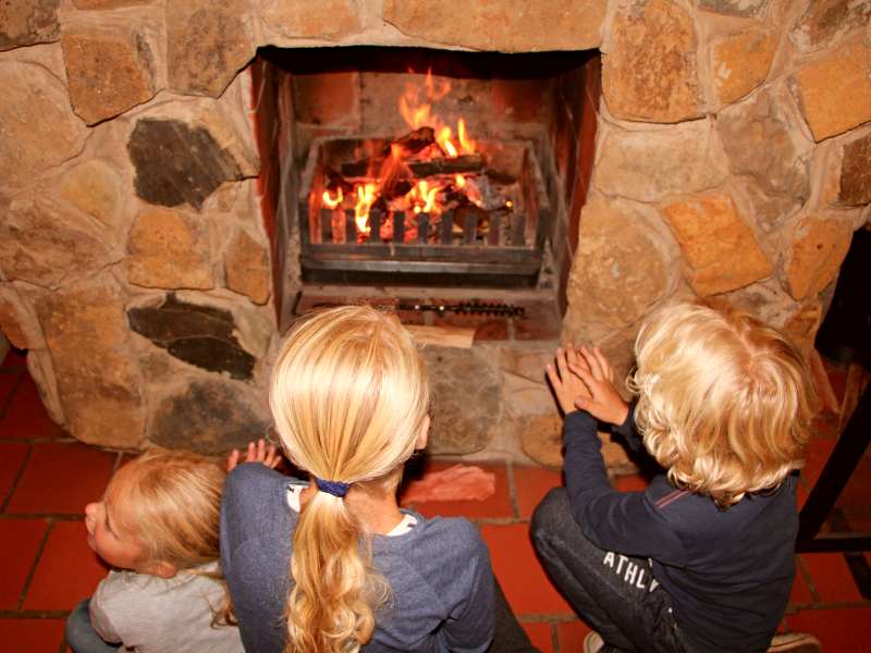 Kinderen bij het haardvuur
