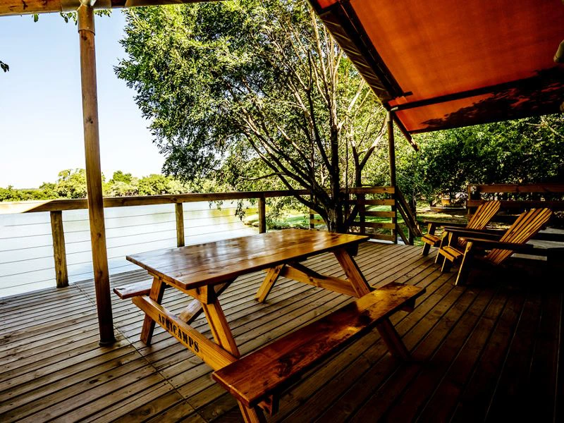 glamping-hoedspruit-kruger-picknicktafel Zuid-Afrika
