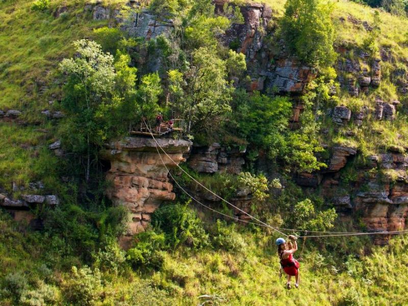 Vrouw op de zipline in Drakensberg