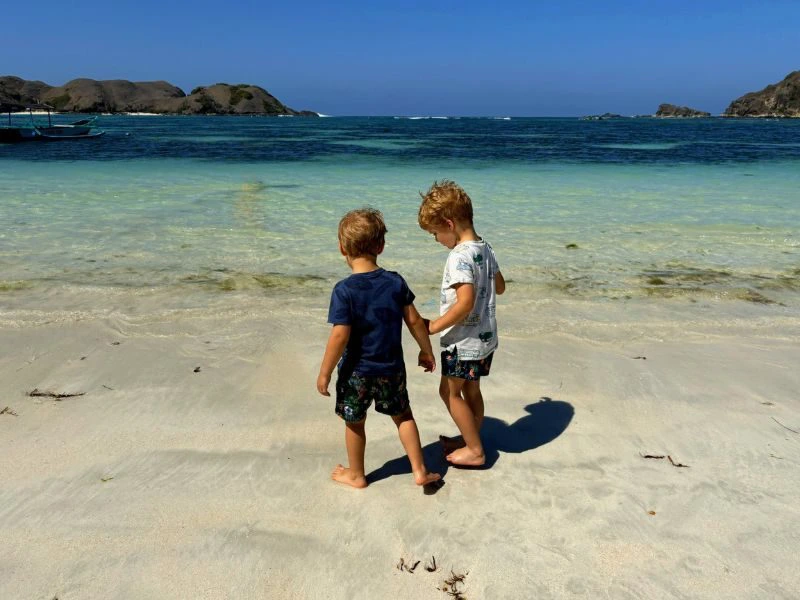 kindern op strand in la digue