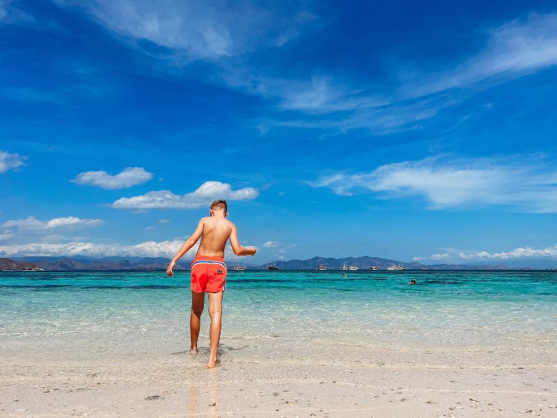 Kind op strand Praslin