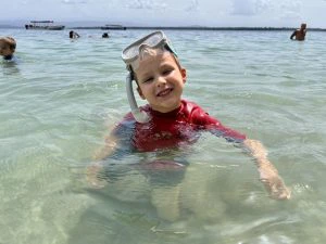 kind aan het snorkelen in de zee Praslin