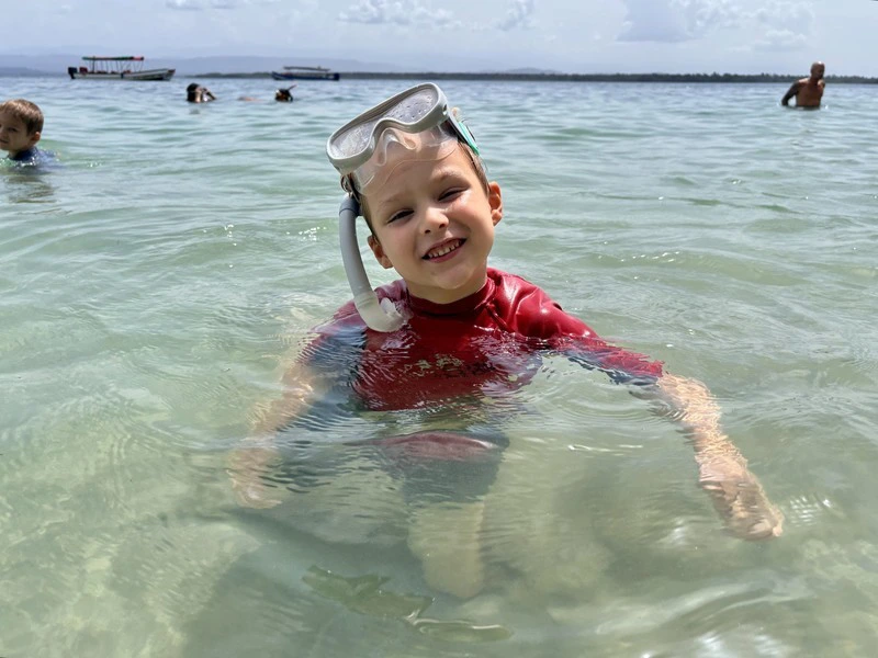 kind aan het snorkelen in de zee Praslin