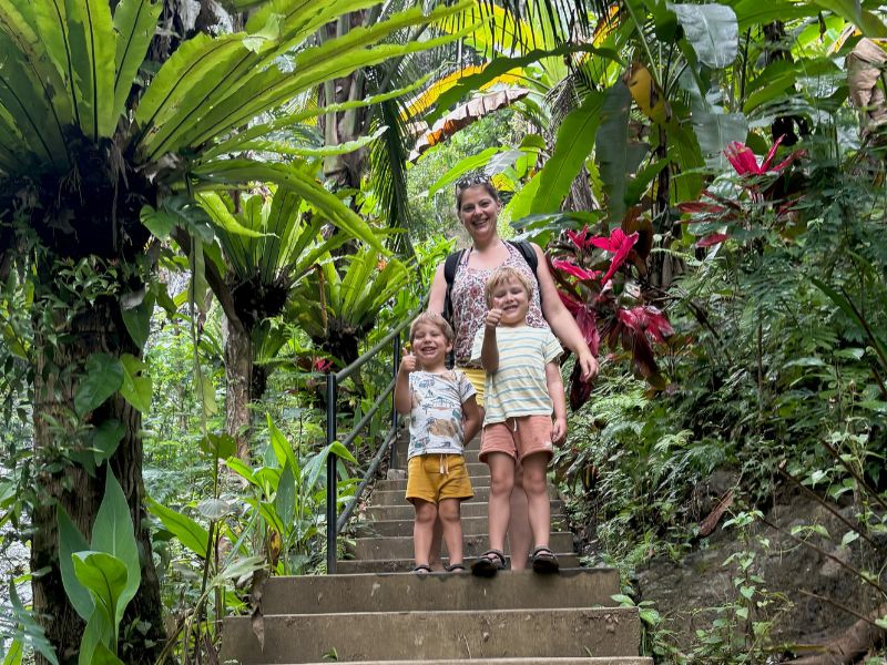 Familie wandlet door Valle de mai praslin