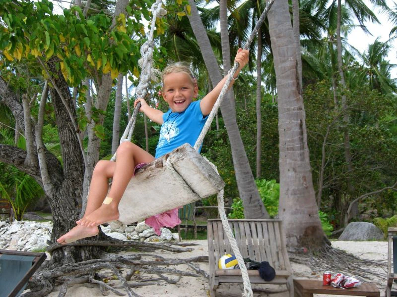 Meisje schommelt op het strand van Praslin