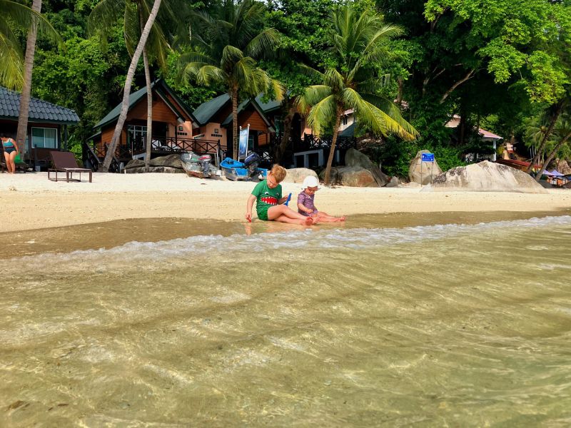 Kinderen spelen in het water op strand Praslin