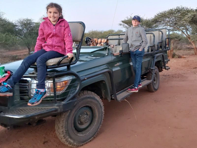kinderen op een safari auto