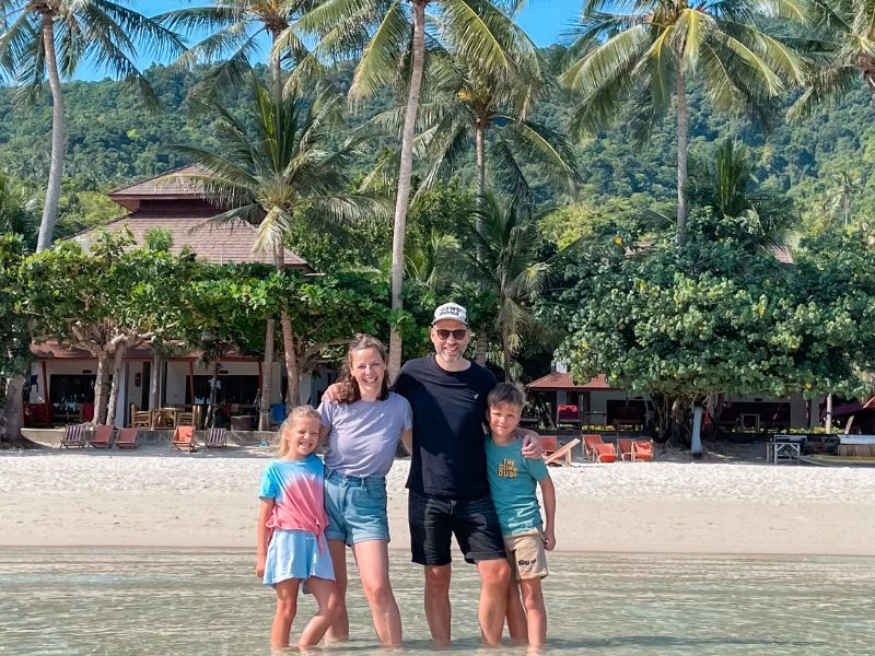 familie op het strand met palmbomen Mahe