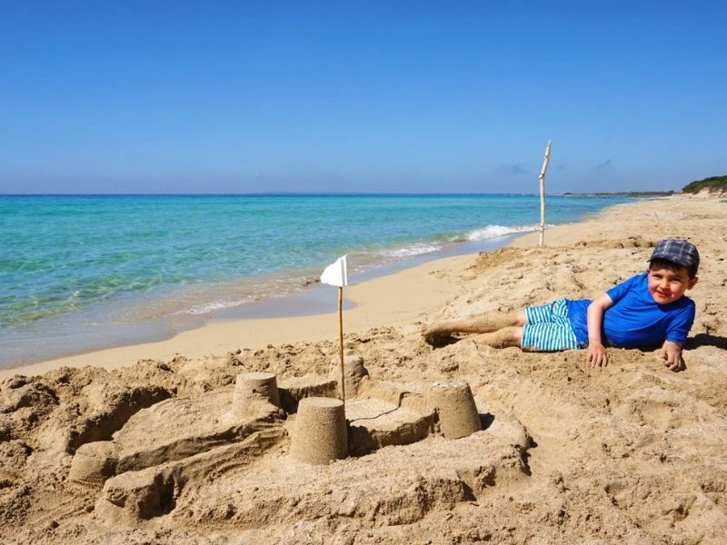 Kind aan het spelen op het strand mahe