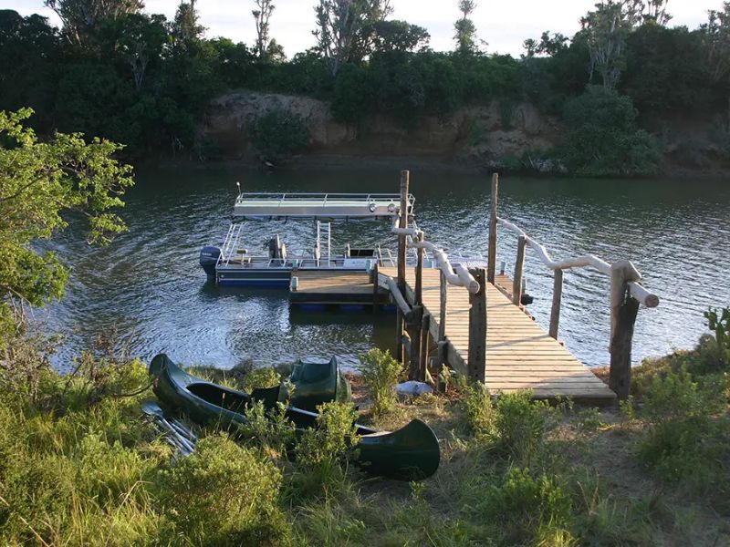 Boot aan steiger bij de lodge