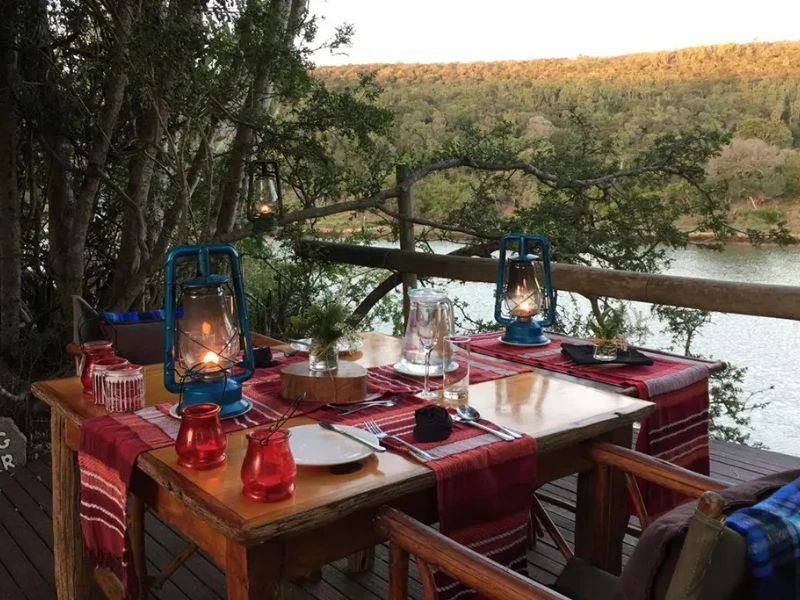 gedekte tafel bij lodge