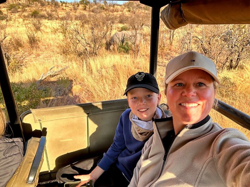 moeder en zoon selfie in safari voertuig