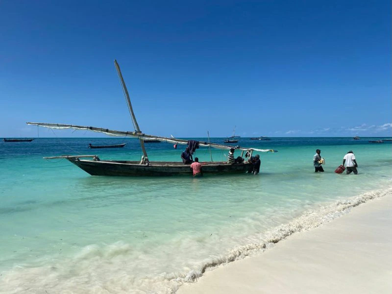 Bootje op het strand in Nungwi, Zanzibar