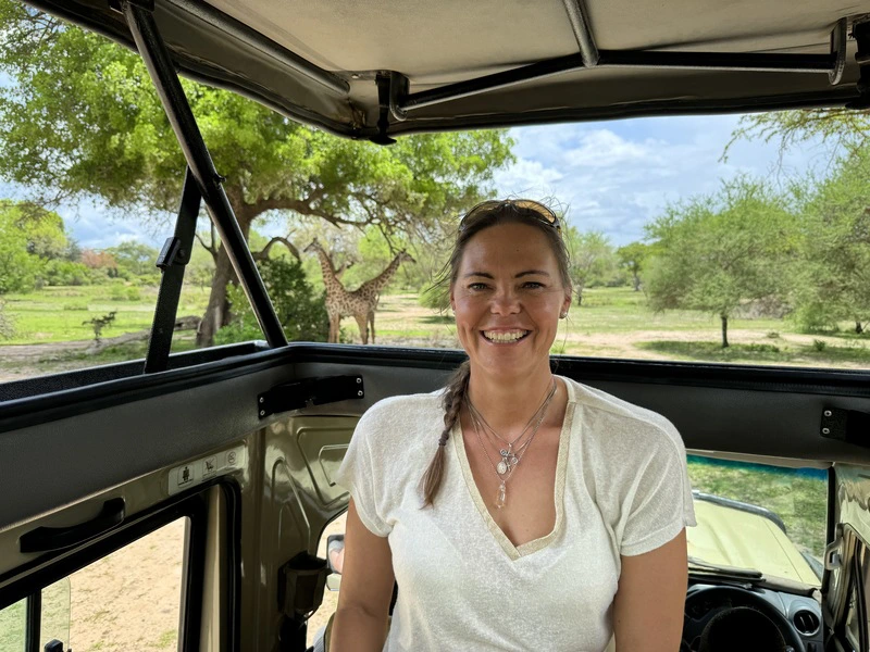 Op safari in Tanzania met een giraffe