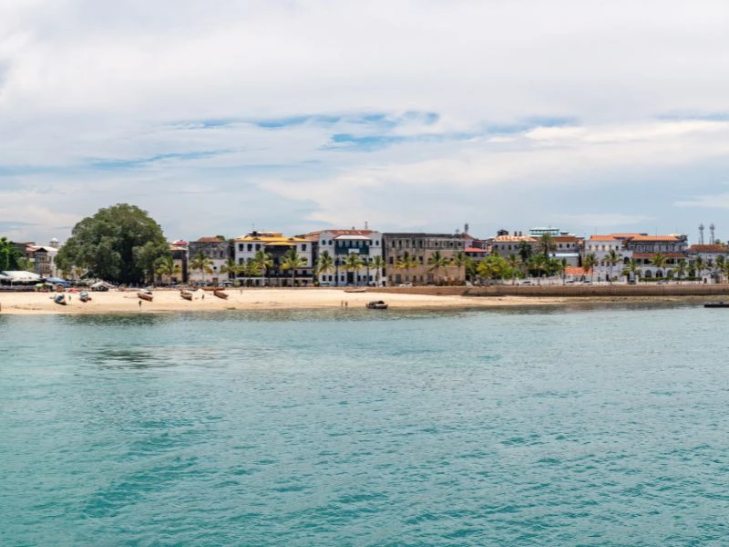 Foto vanaf het water van gebouwen van Stone Town
