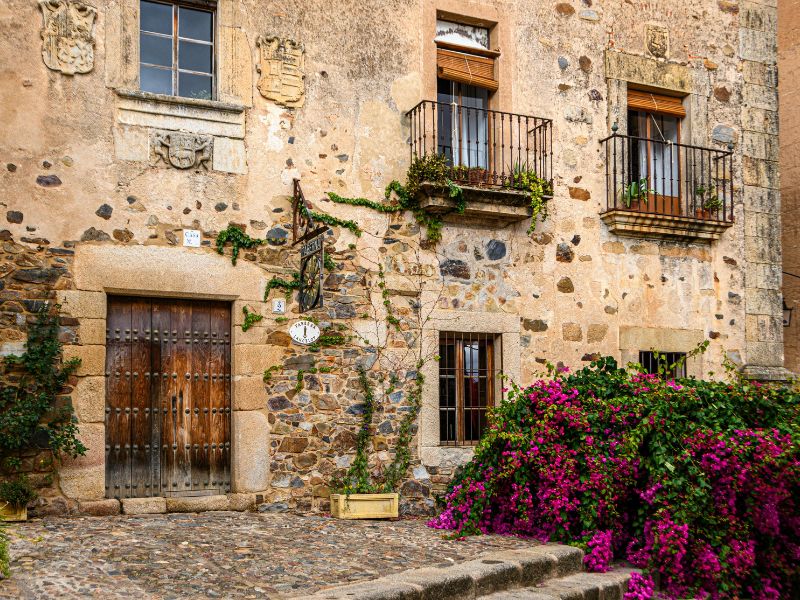 Gebouw in Zanzibar met traditionele bouwstijl en speciale Zanzibar deur