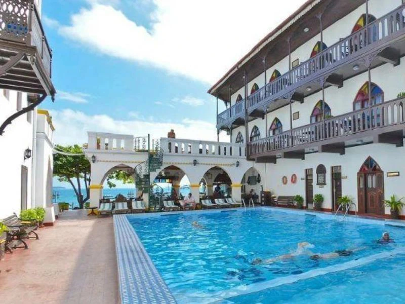 Zwembad stonetown met hotel op de achtergrond in oude bouwstijl