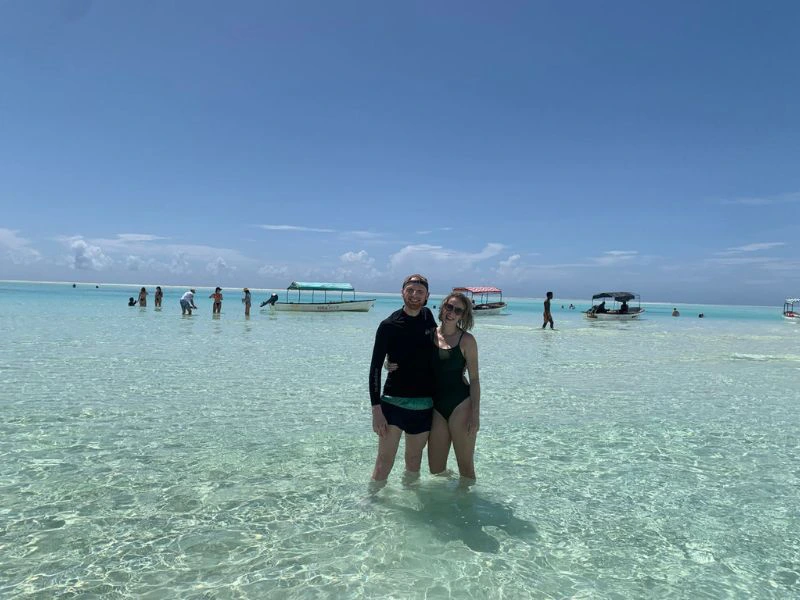 Riezigers staan in het heldere zeewater.