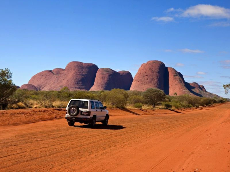 auto in de outback langs de Olga's