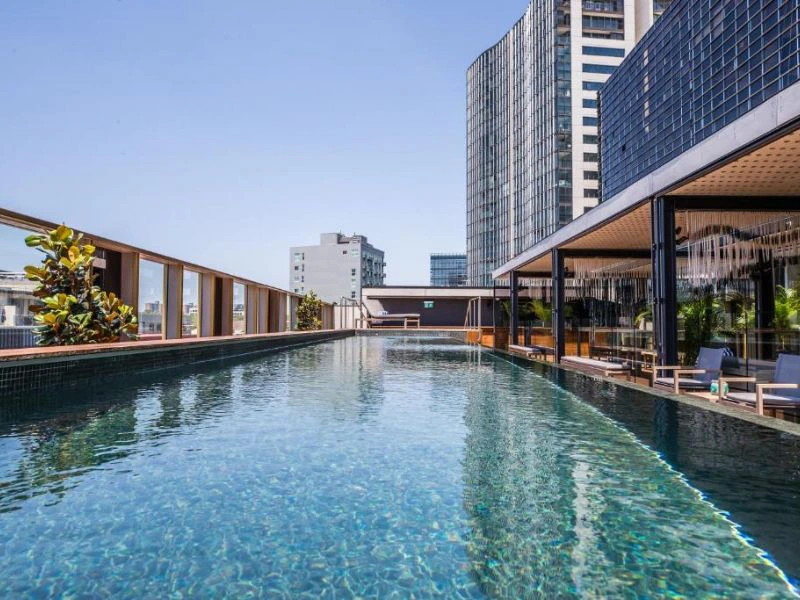 Zwembad met uitzicht over Sydney centrum