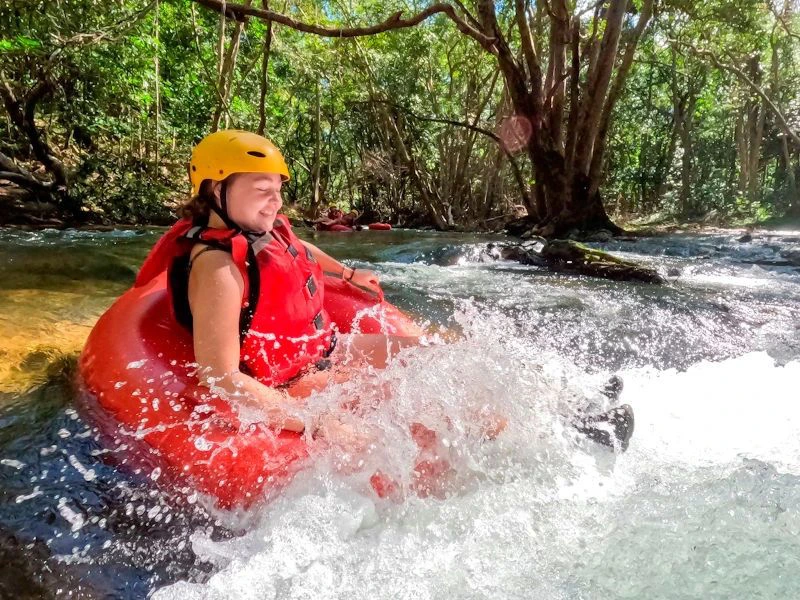vrouw tijdens tubing excursie