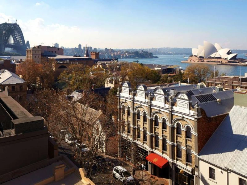 Uitzicht over harbour bridge en opera house met hotel op voorgrond