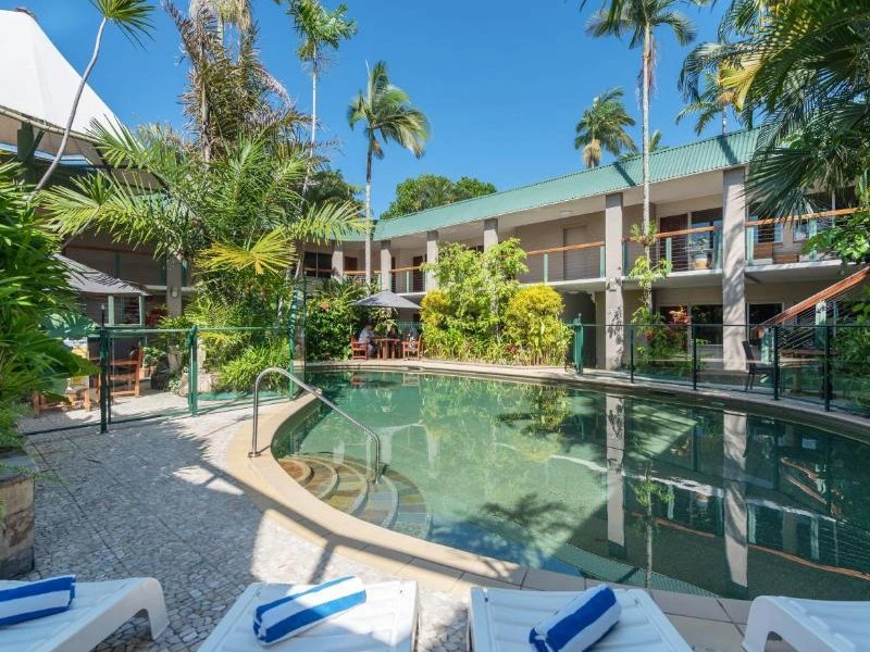 zwembad bij het hotel in Cairns