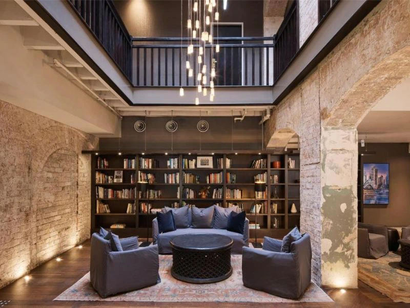 Luxe stoelen en boekenkast in hotel Sydney