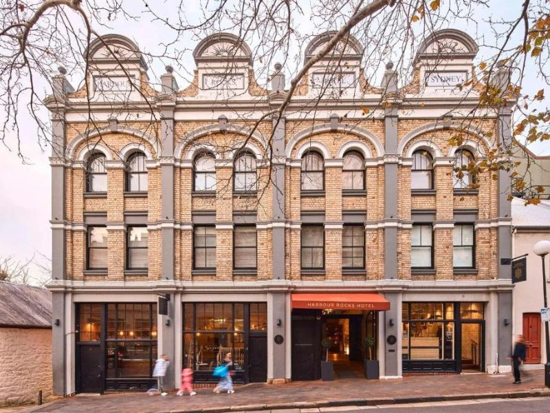 Voorkant van hotel in Sydney in oude stijl