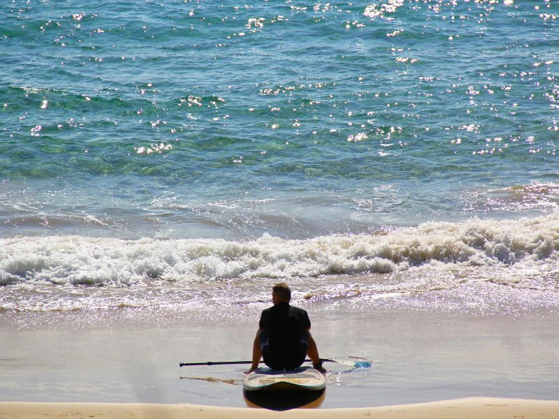 Surfer bij het strand van Noosa