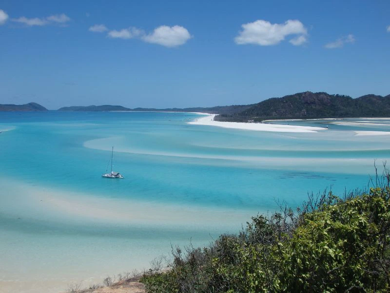 uitzicht op Airlie Beach bij de Whitsundays