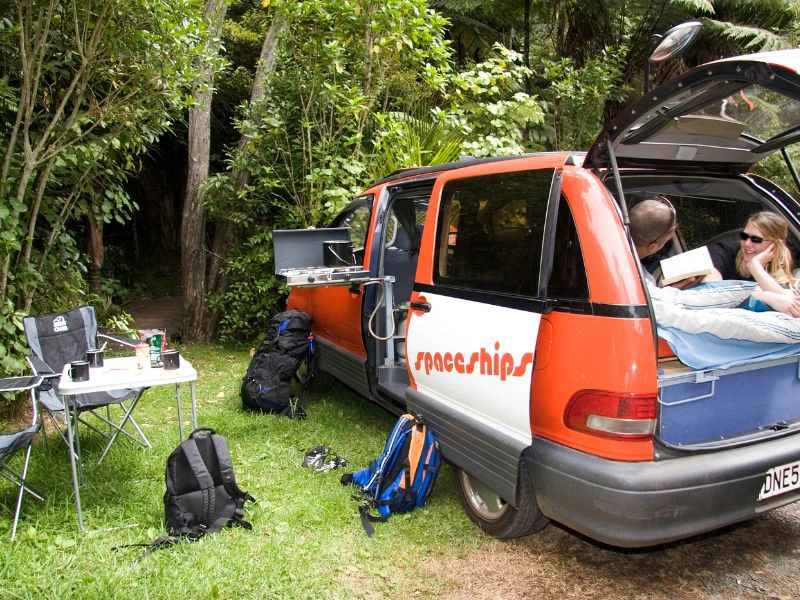 kamperen met een spaceship auto