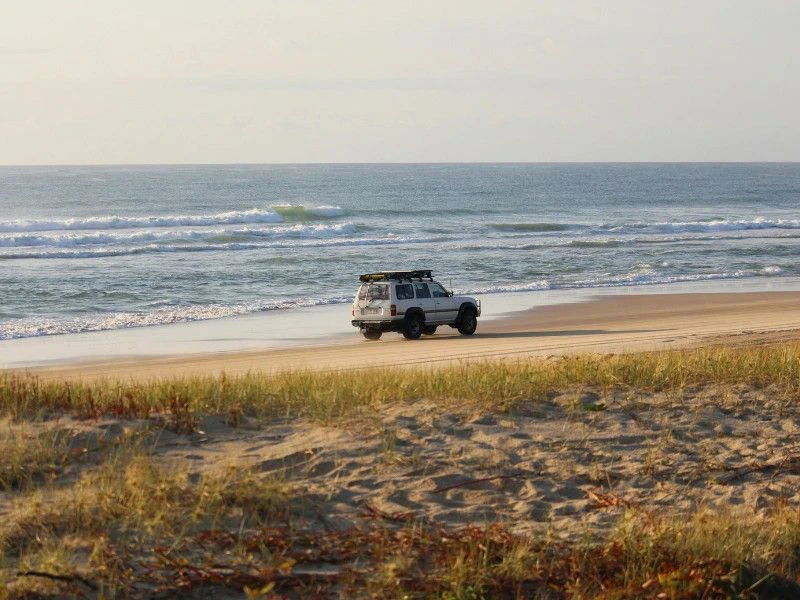 4WD rijdens over het strand van Fraser Island