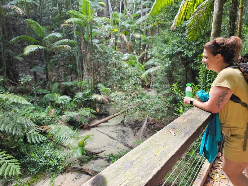 Vrouw in de jungle van Fraser Island