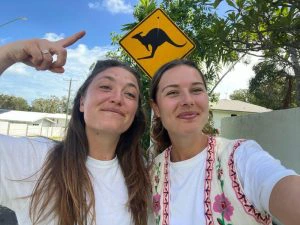 vrouwen poseren voor Kangaroo bord