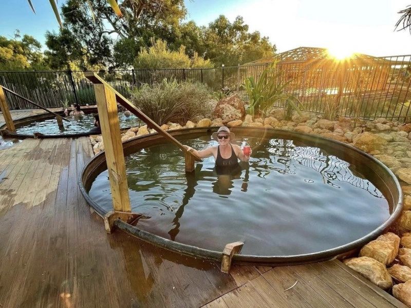 vrouw in hot pool bij retreat australie