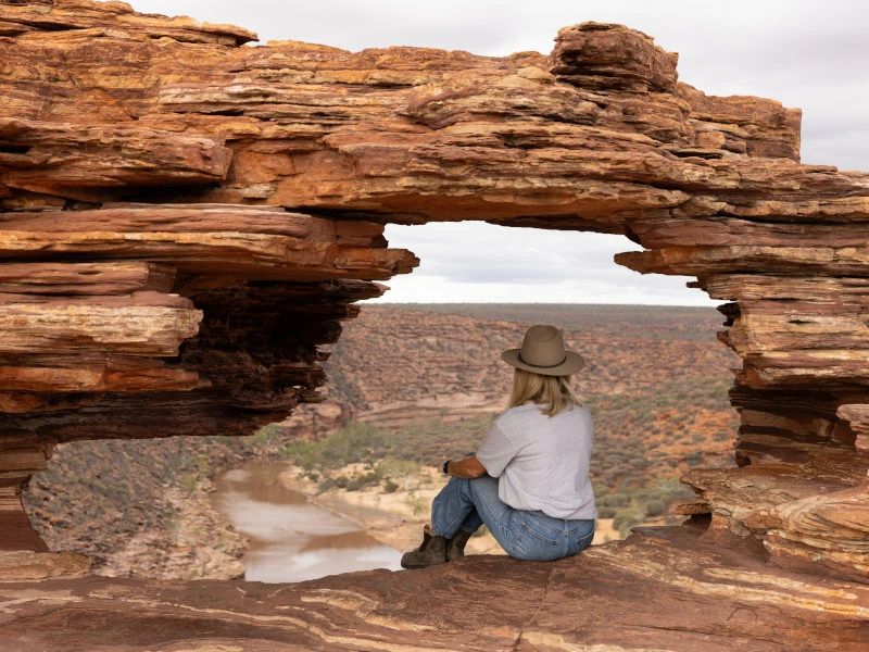 vouw poseert in rots Kalbarri